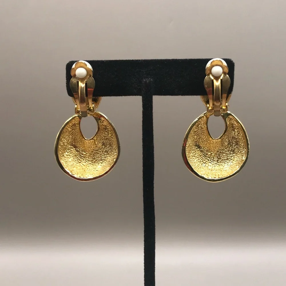 Vintage Gold-Tone Door Knocker Clip on Earrings - Picture 4 of 7